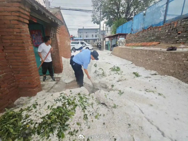 北京延庆下冰雹，堆积成山？真相是——